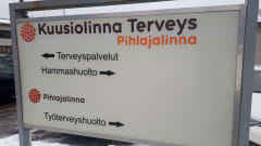 Kuusiolinnan kyltti Alavuden terveyskeskuksen edustalla. 