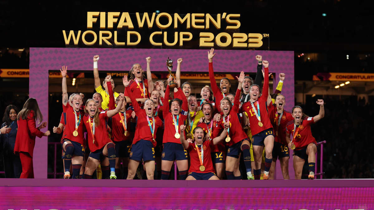 Espanjan naisten jalkapallomaajoukkue juhlii MM-kultaa.