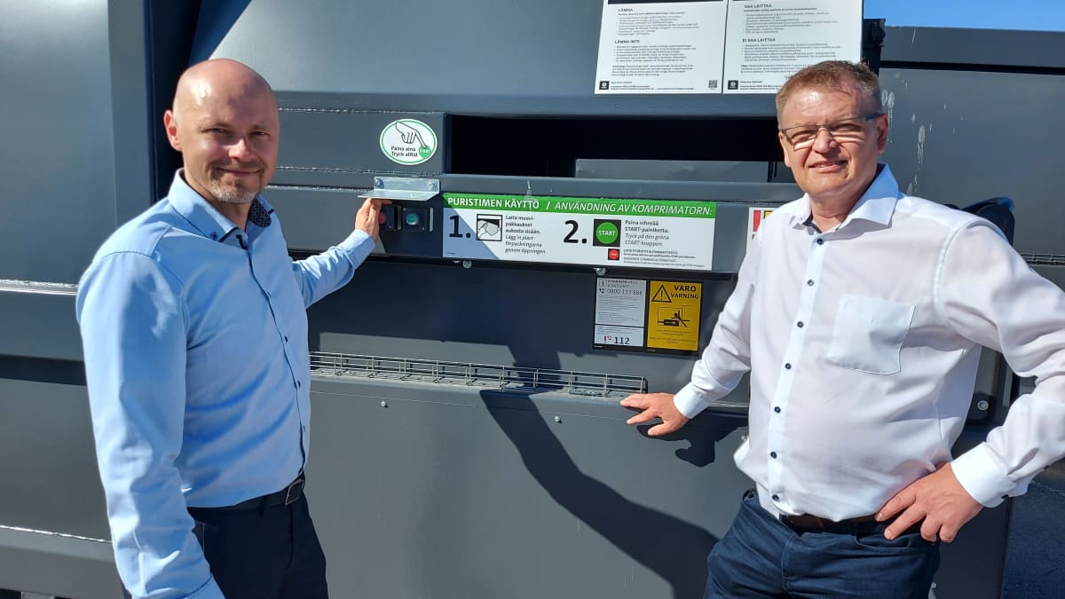 Suomen ensimmäinen aurinkovoimalla toimiva jätepuristin runttaa kasaan  kotitalouksien muoviroskat Riihimäellä