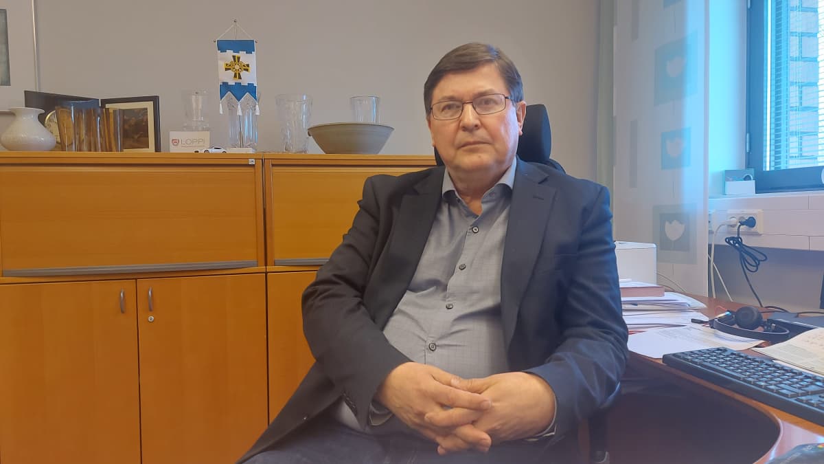 Hausjärven kunnanjohtaja Pekka Määttänen työhuoneessaan.