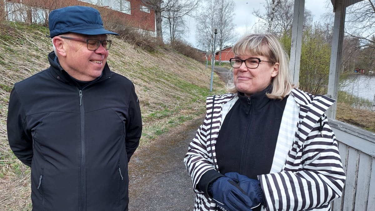 Rotarien Jouko Lehtonen ja Rengon koulun rehtori Marianne Penttilä