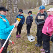 Vanajavesikeskuksen vesistöasiantuntija Heidi Kontio ja lapset valmistautuvat vesieläinnäytteiden ottoon
