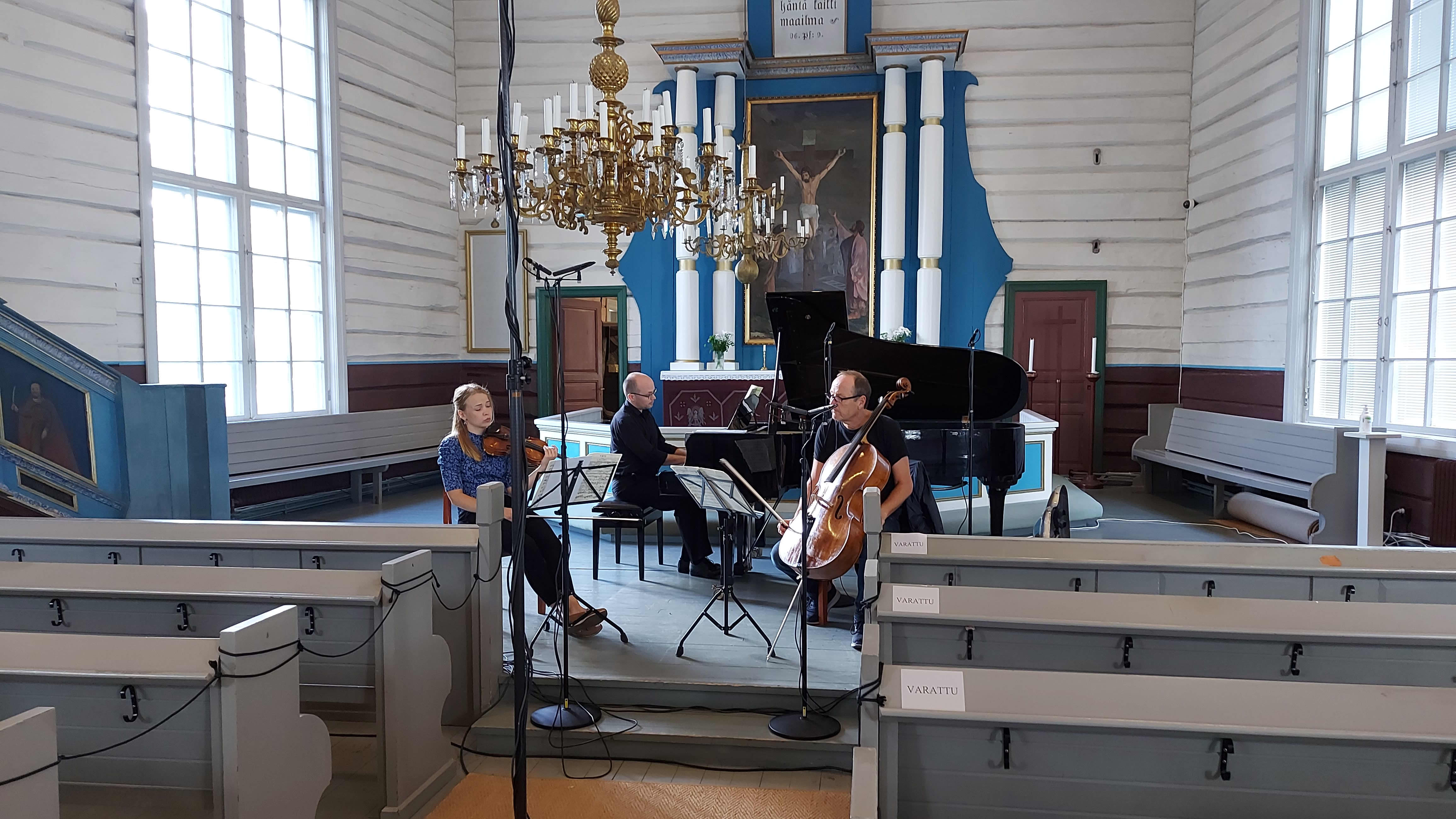 Viulisti Essi Höglund, pianisti Kirill Kozlovski ja sellisti Martti Rousi esiintymässä Lemin musiikkijuhlilla Lemin kirkossa.