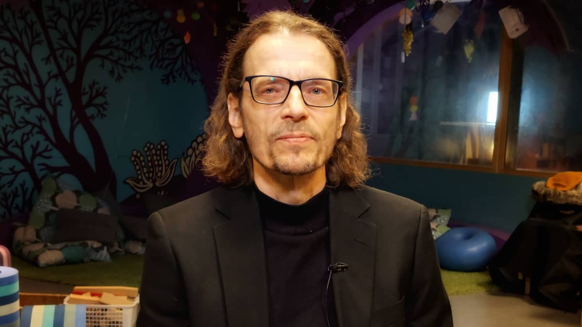 Kasvatustieteen tutkija Lasse Lipponen istuu päiväkotimaisessa huoneessa Helsingin yliopiston tiloissa. 