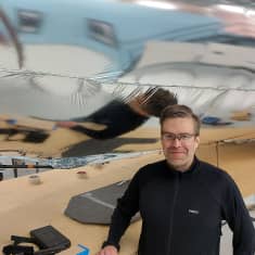 Kelluu Oy:n toimitusjohtaja Jouni Lintu takanaan noin 11 metriä pitkä ilmalaiva.pitkä