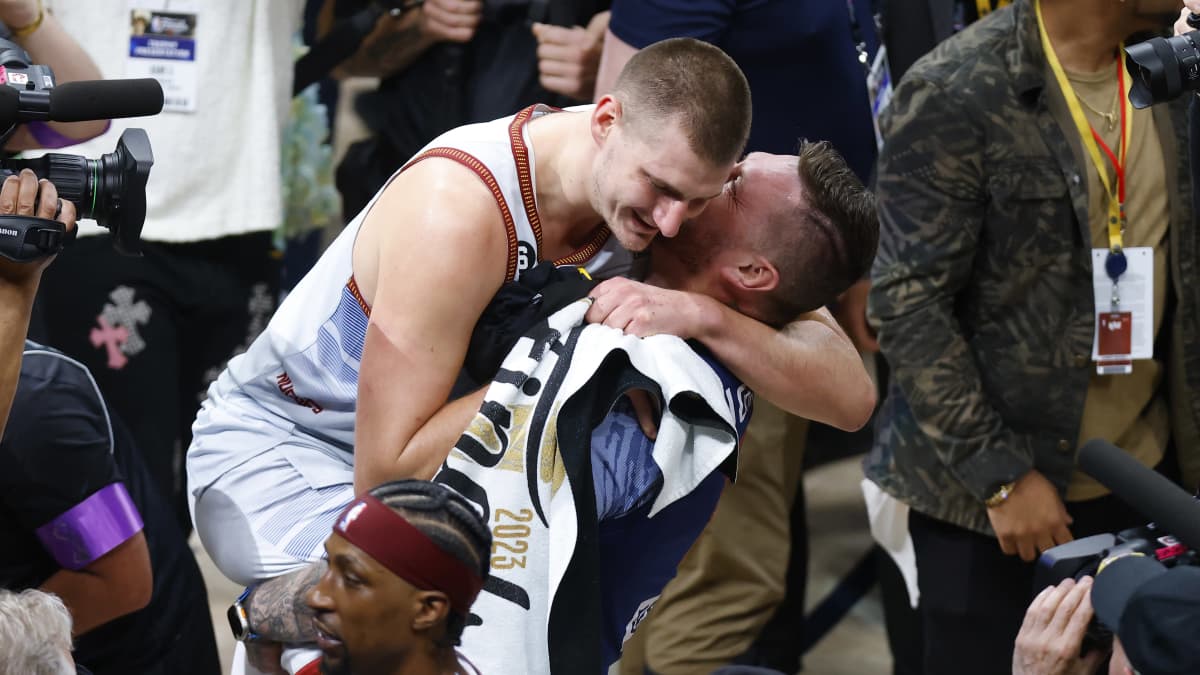 Nikola Jokic juhlii veljensä kanssa NBA-mestaruutta.