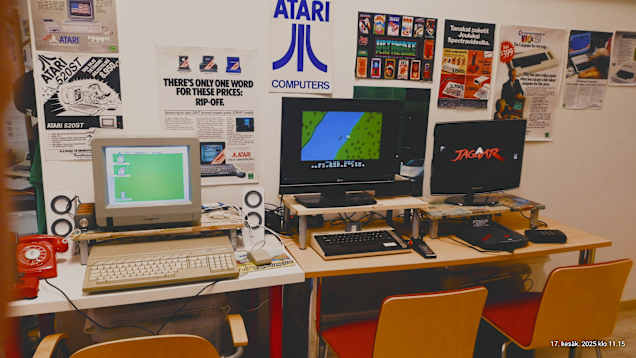 Två datamaskiner från medlet av 1980-talet står på ett bord i det som kunde vara ett klassrum. 