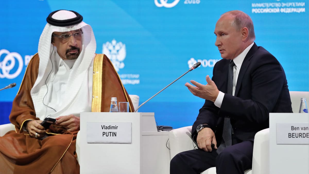 Putin ja Saudi-Arabian öljy-yhtiön Aramcon johtaja Khalid al-Falih istuvat esiintymislavalla. Putin puhuu juuri.
