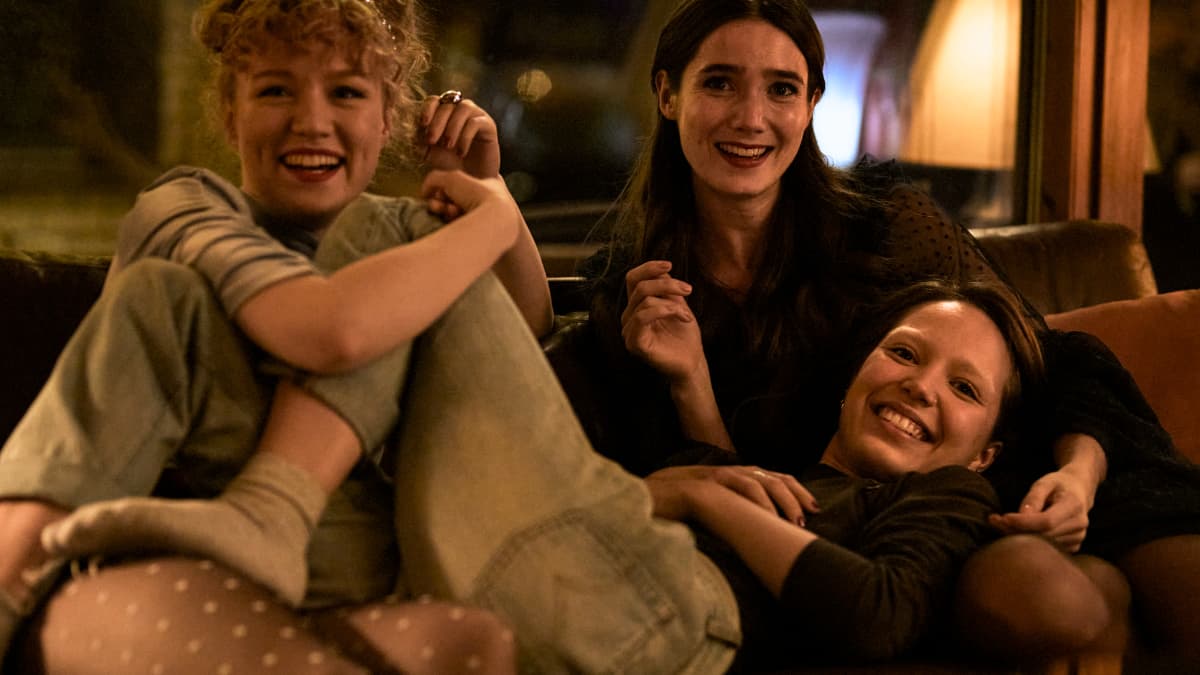 Eleonoora Kauhanen (Rönkkö), Linnea Leino (Emma) ja Aamu Milonoff (Mimmi) nauravat sohvalla elokuvassa Tytöt tytöt tytöt