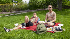 Sampo Ranta ja Oliver Backman viettivät aurinkoista päivää Sinebrychoffin puistossa.