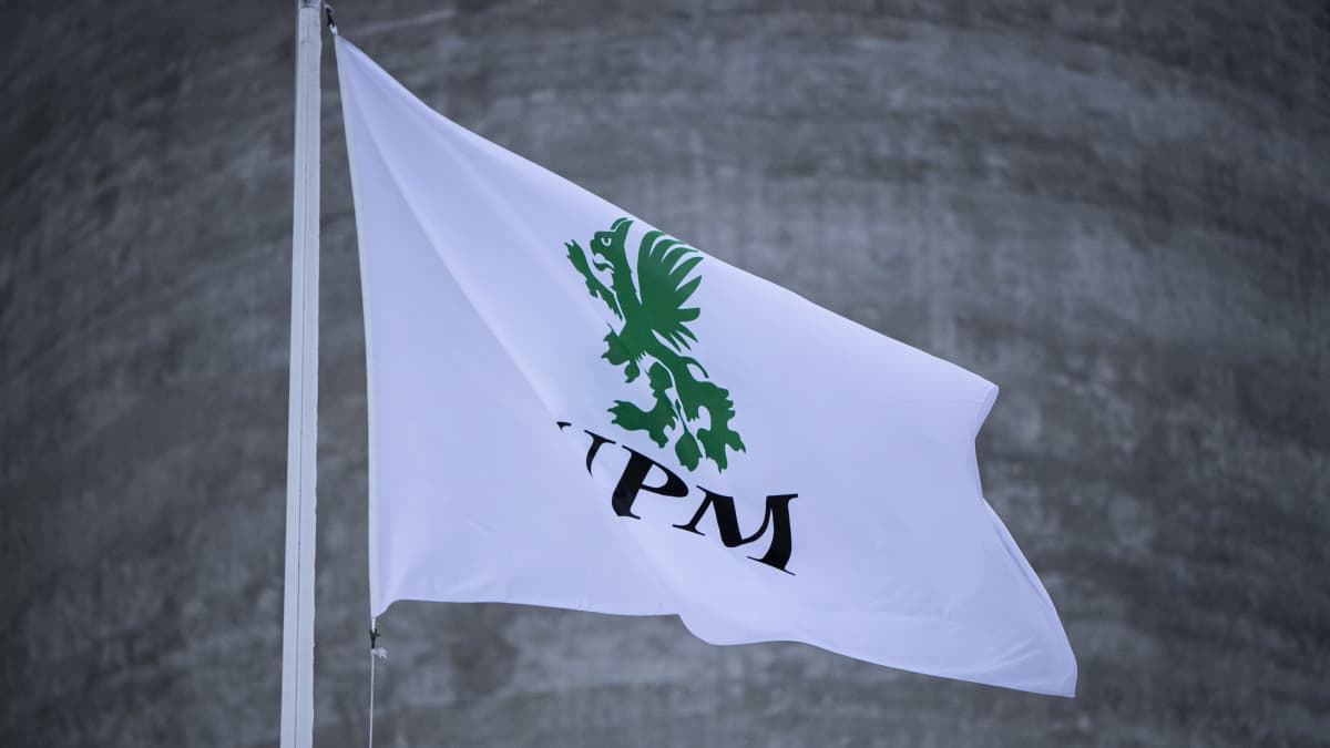 UPM:n lippu liehuu Pietarsaaren tehtaan edustalla. 