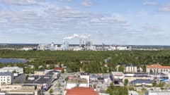 Kemin Metsä Groupin sellutehtaat ja tehdastyömaa kaukaisuudessa.