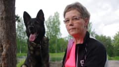 Anne Kurunsaari koiransa Ruutin kanssa.