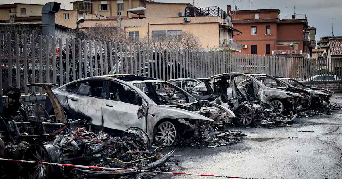 Angrepp mot Teslabutiker på olika håll i Europa