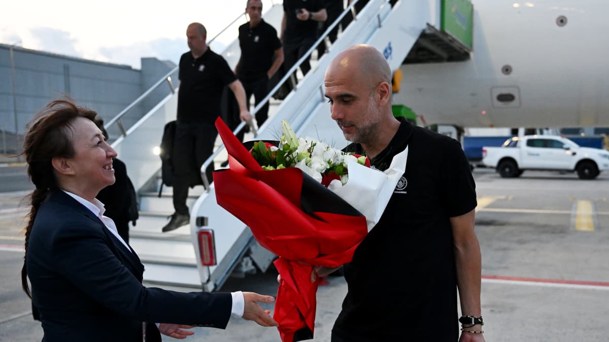 Manchester Cityn päävalmentaja Pep Guardiola sai kukkapuskan, kun joukkue laskeutui Istanbuliin Mestarien liigan finaaliin.