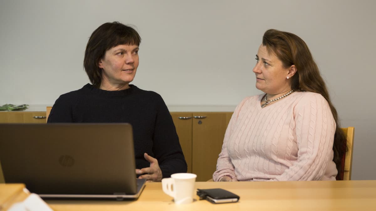Luomuasiantuntija Rosita Isotalo keskustelee luomuviljelyn aloittamisesta maatalousyrittäjän Sanna Mäen kanssa