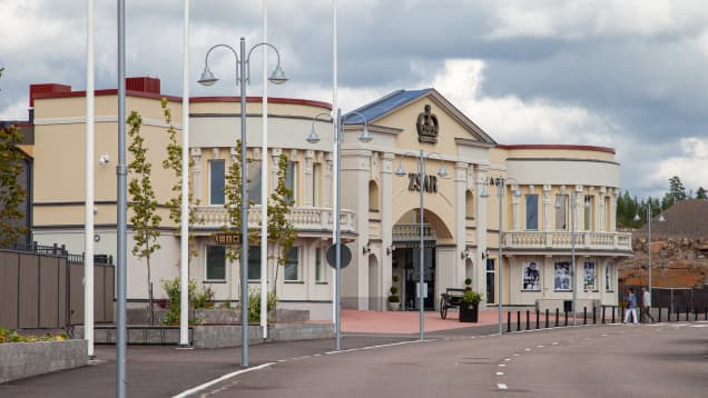 Zsar -kauppakeskuksen ulkosivu.