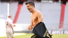 Robert Lewandowski juhlii maaliaan.