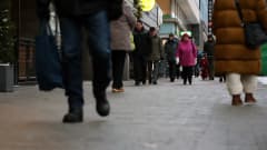 Ihmisiä kävelemässä Lahden Aleksanterinkadulla.