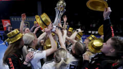 TPS pelaajat juhlivat Suomen mestaruutta salibandyn F-Liigan naisten 4/7 loppuottelussa Classic–TPS Lempäälässä 8. huhtikuuta 2023. TPS voittivat Classicin 6–5 jatkoerässä.