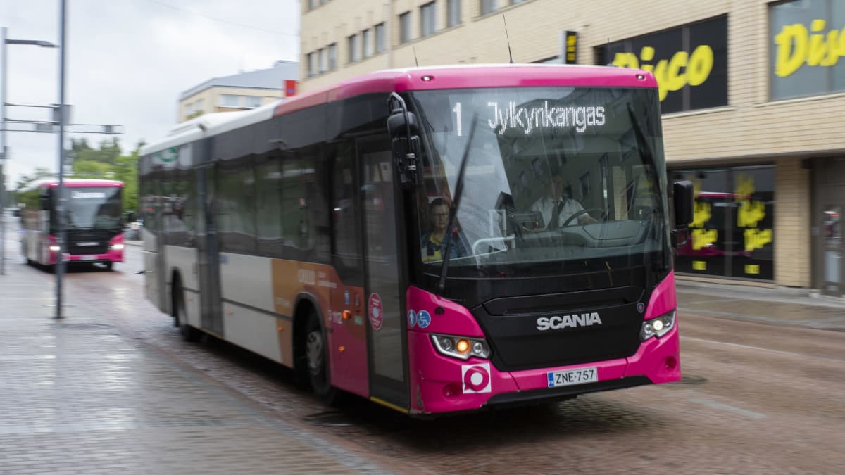 Oulun Taksipalvelun linja-auto Oulussa.