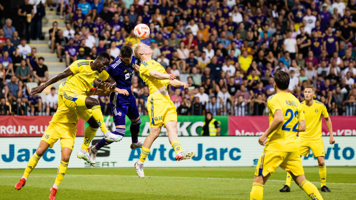 HJK:n Matti Peltola puskee palloa europelissä Mariboria vastaan 2022.