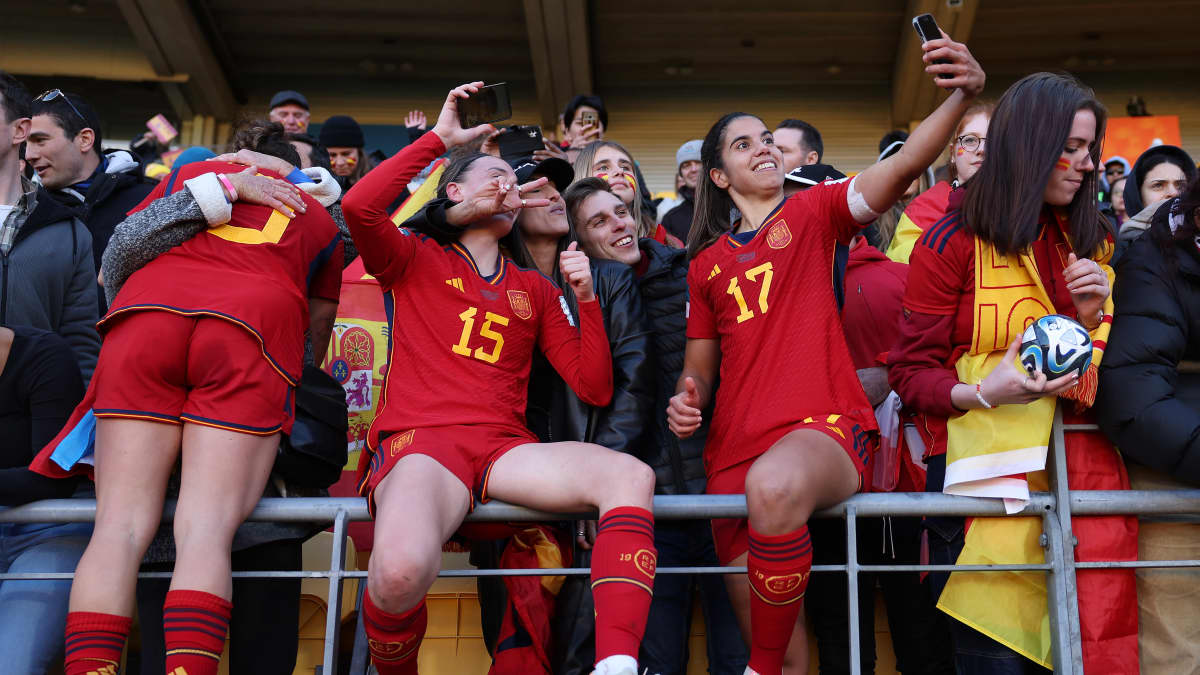 Espanjan pelaajat juhlivat faniensa kanssa Hollanti-puolivälierävoiton jälkeen.