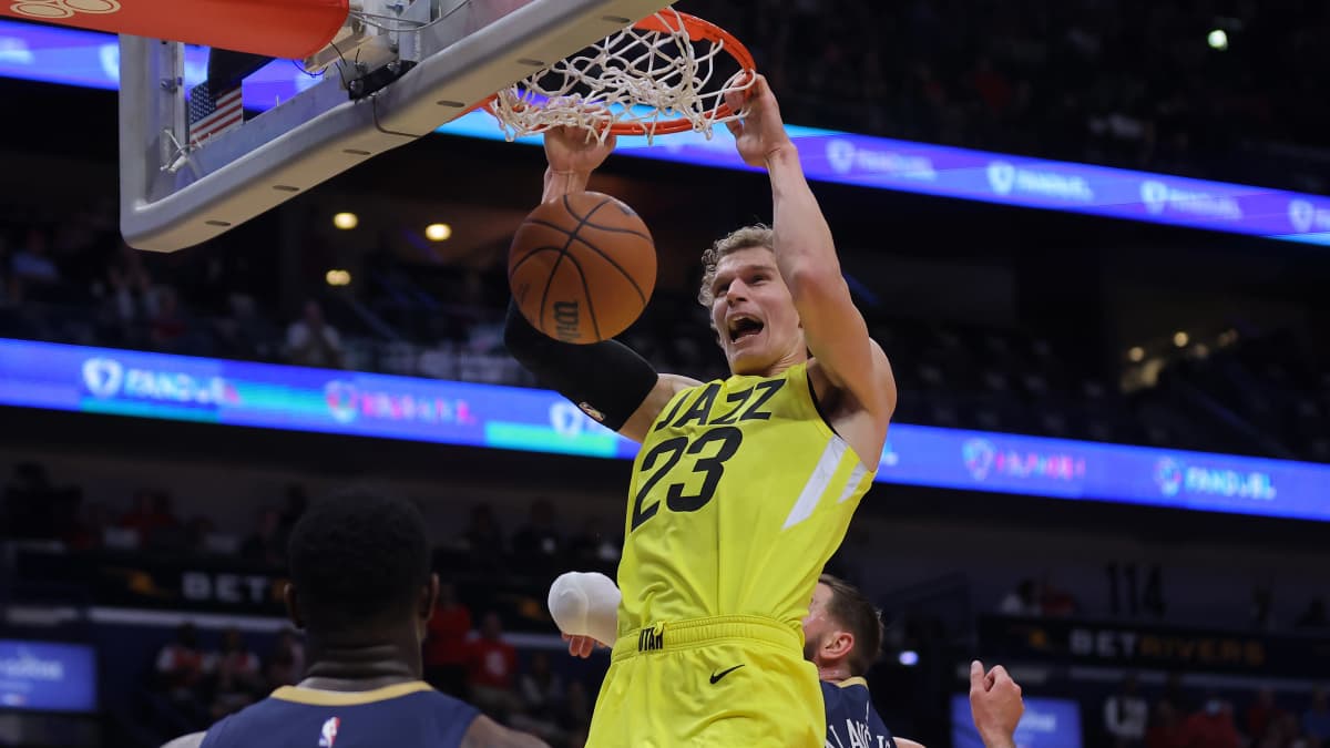 Lauri Markkanen donkkaa keltaisessa peliasussa.