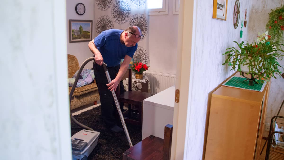 Kyläavustaja Rami Hantulan tehtäviin kuuluu ikäihmisten kodin siivoaminen.
