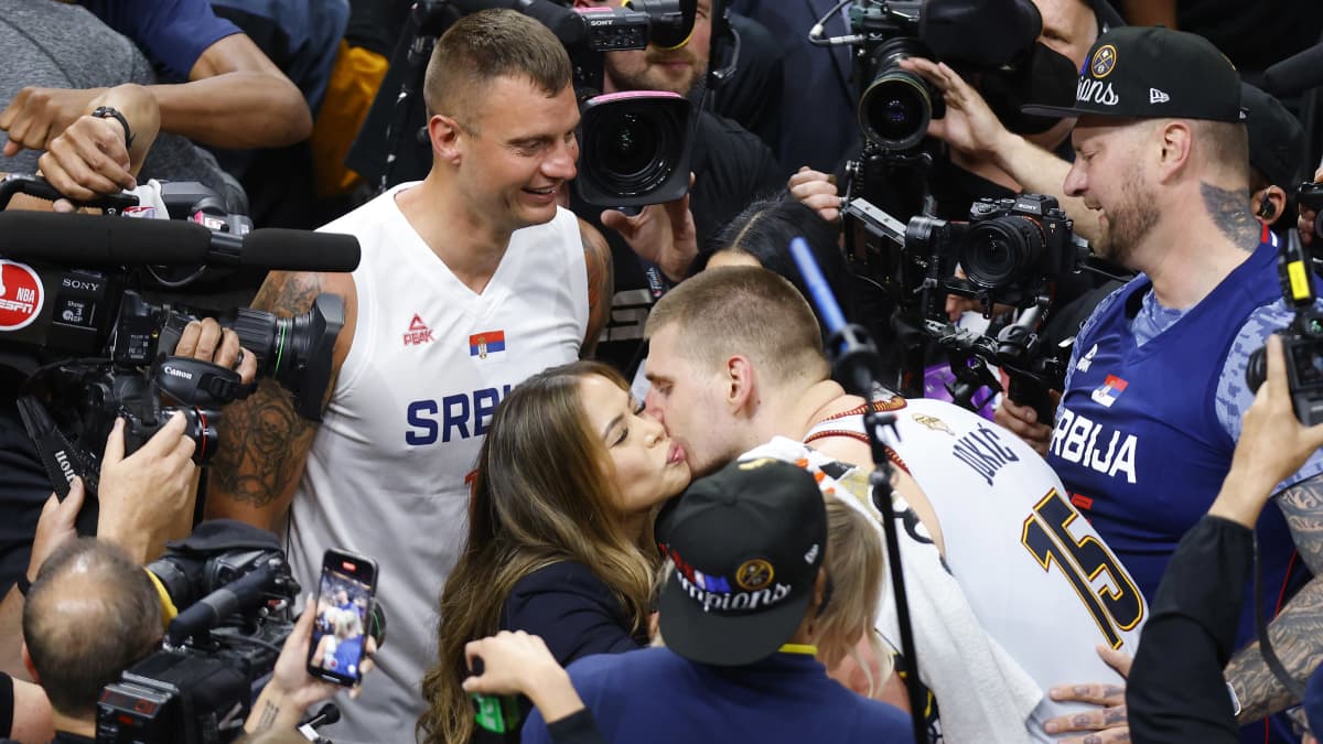 Nikola Jokic suutelee vaimoaan NBA-mestaruuden jälkeen.