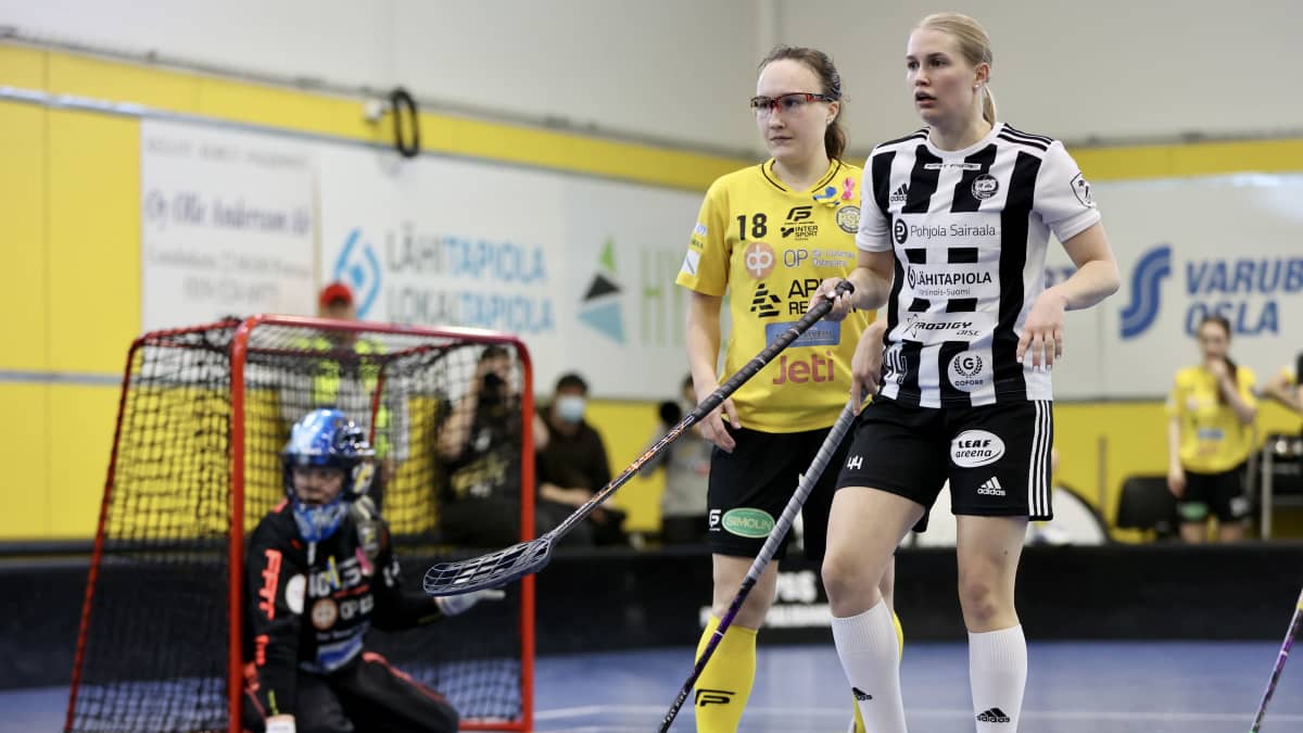 Milla Nordlund TPS:stä ja Ella Holmberg PSS:stä seuraavat peliä Porvoossa SM-finaalissa 2022.
