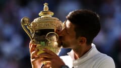 Novak Djokovic suuteli Wimbledonin voittopokaalia.
