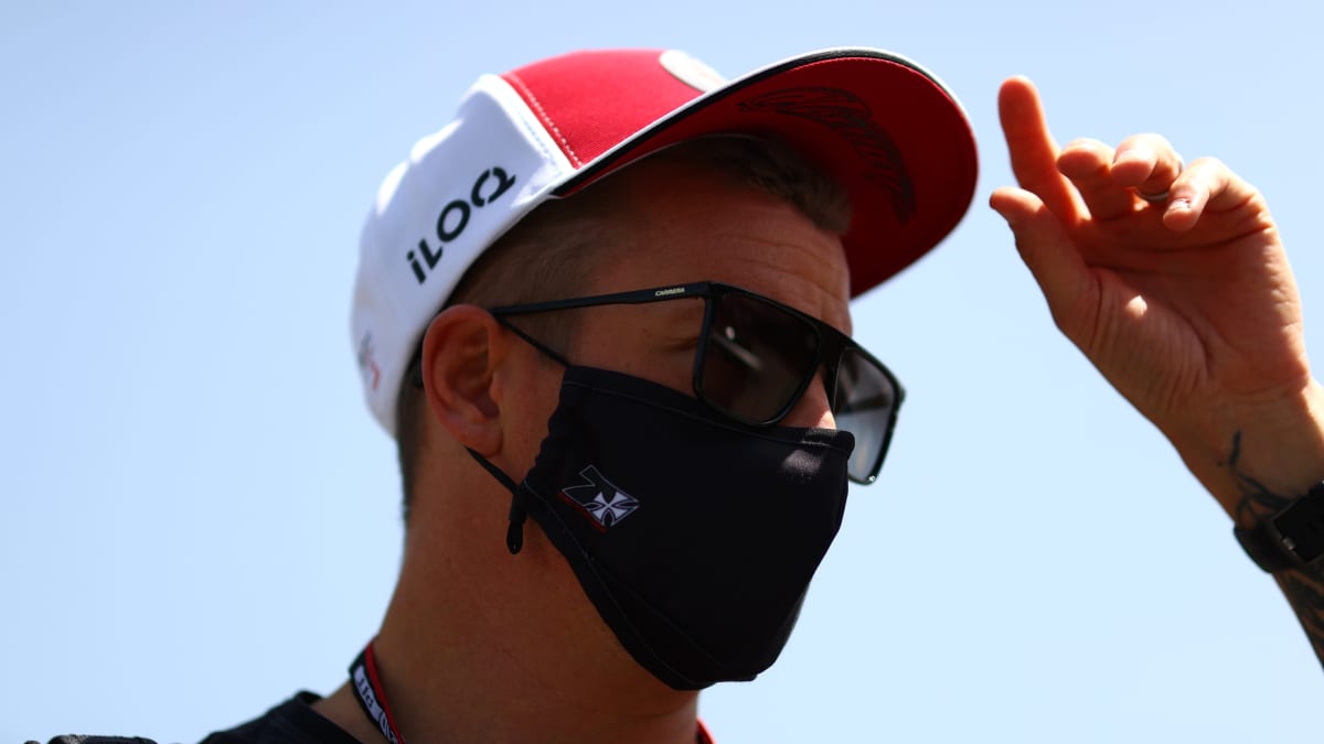 Kimi Räikkönen lähikuvassa maski kasvoilla.