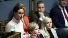 Sanna Marin pitää puhetta eduskunnassa.