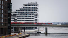 Metro kulkee Kulosaaren sillalla marraskuun puolivälissä 2020.