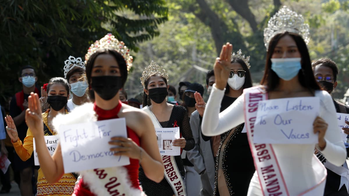Kauneuskilpailun osallistujat osoittivat keskiviikkona Yangonissa mieltään. "Pyydämme, kuunnelkaa ääniämme" ja "Taistelu demokratian puolesta" luki naisten lapuissa.
