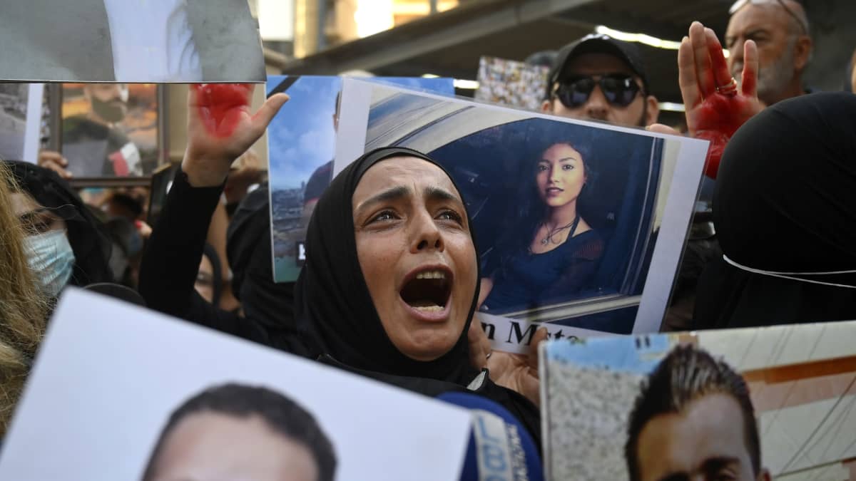 Nainen osoittaa mieltään Beirutissa.  /   Families and relatives of victims of the 04 August Beirut port explosion shout slogans during a protest outside of the Lebanese Interior Minister Mohammed Fahmi house in Beirut, Lebanon, 13 July 2021.