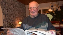 Ilmajokelainen Jaakko Koivisto lukee sanomalehteä.