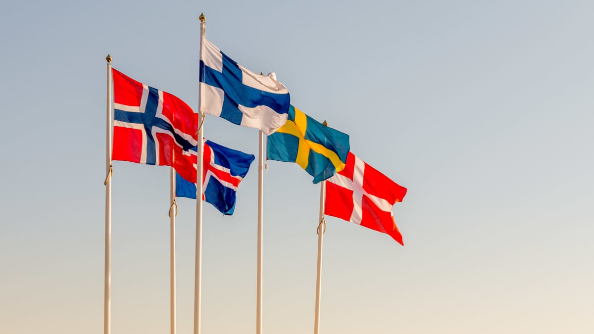 Pohjoismaiden liput liehuvat saloissa.