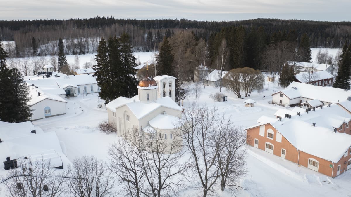 Valamon luostarin kirkko ja luostarialueen muita rakennuksia ilmakuvassa pilvisenä talvipäivänä.