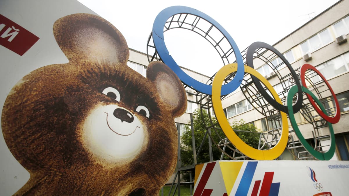 Maskoten för de olympiska spelen i Moskva och de olympiska ringarna.