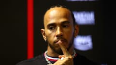 Lewis Hamilton pohtii mediatilaisuudessa Saudi-Arabiassa.