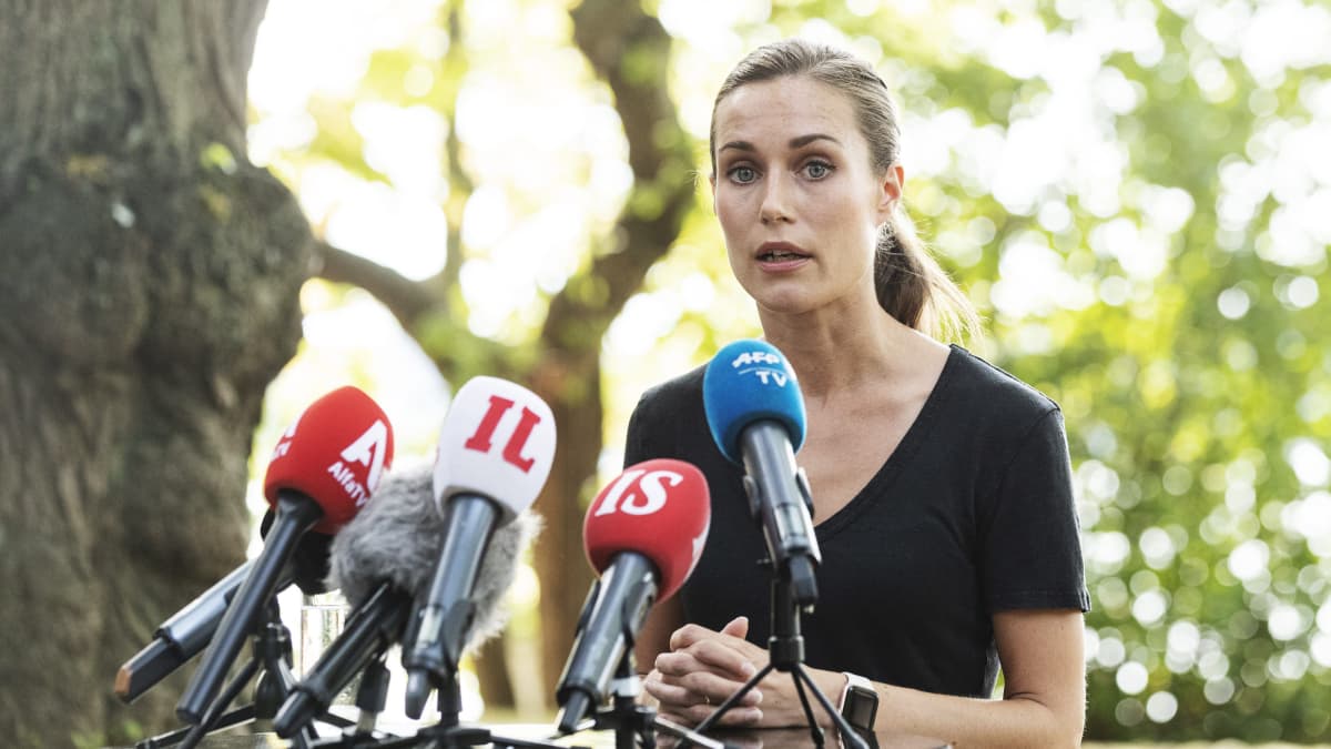 Sanna Marin vastaa tiedotusvälineiden kysymyksiin.