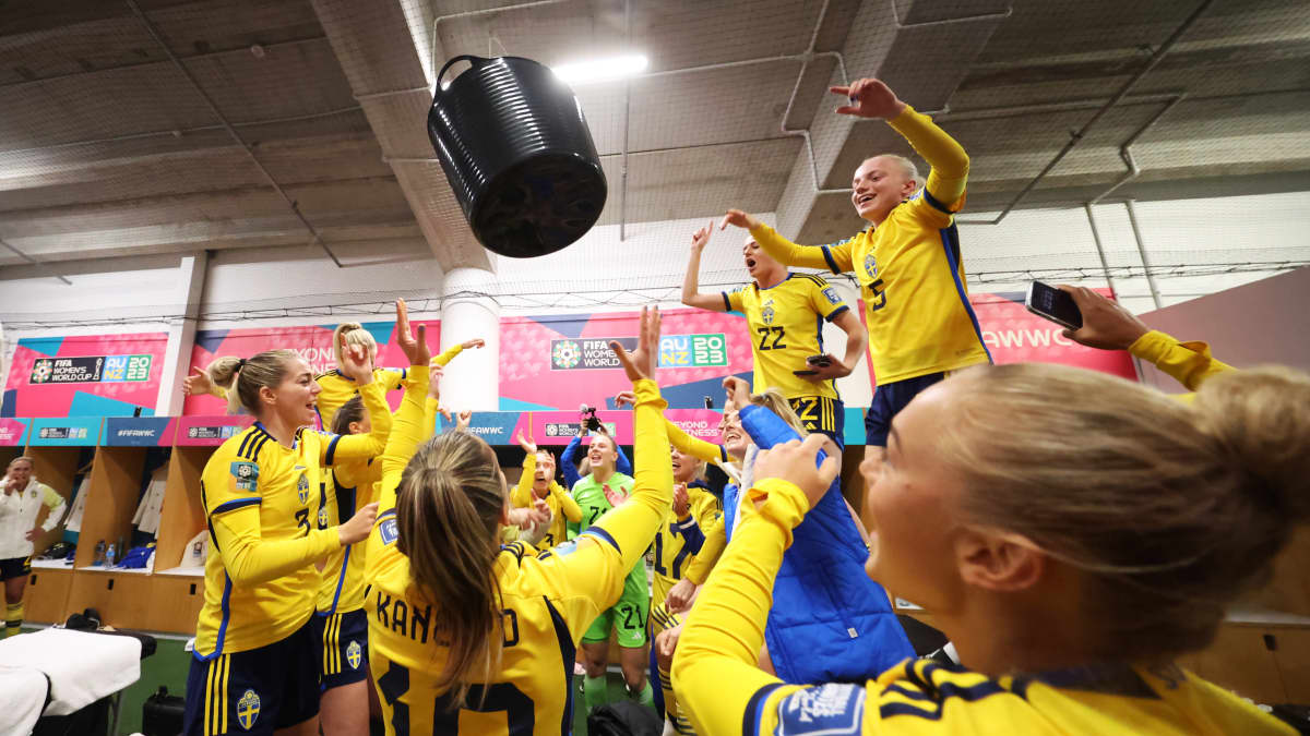 Ruotsalaiset heittivät roskakoria pukuhuoneessa Japanin voiton jälkeen.