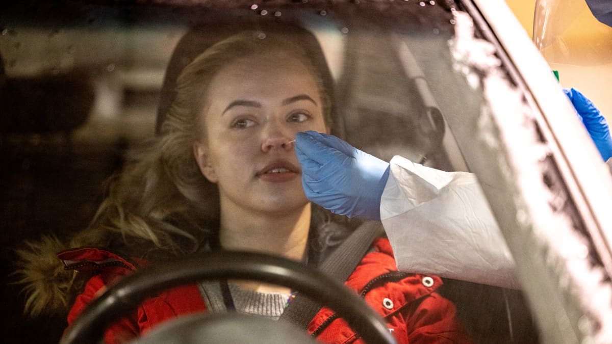 Matilda Stirkkiseltä otetaan koronatestiä.
