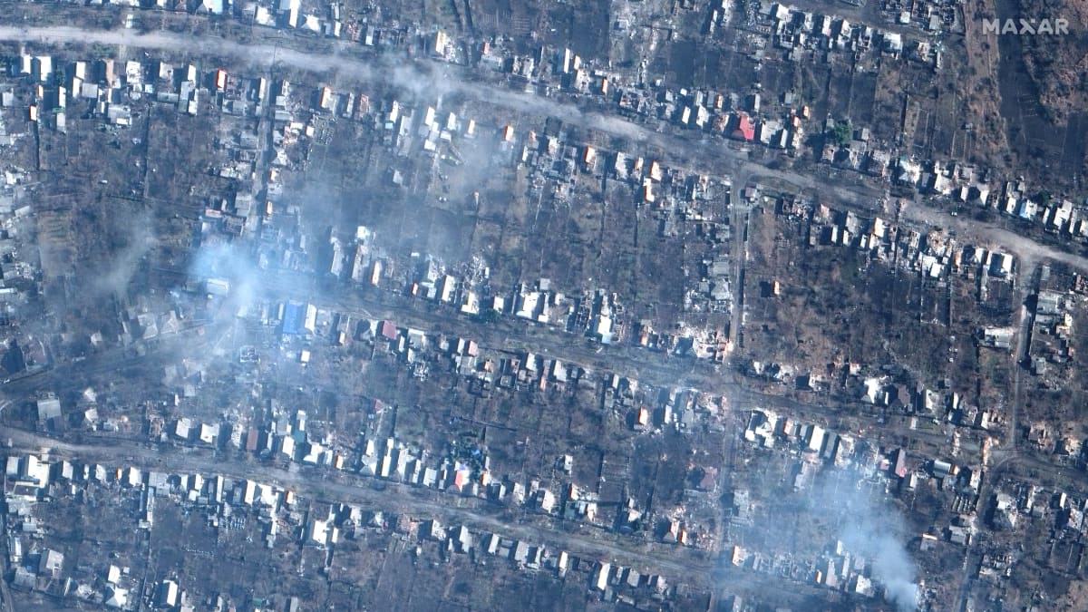 Palavia ja tuhoutuneita asuinalueita Bahmutista Ukrainassa, 6. maaliskuuta.