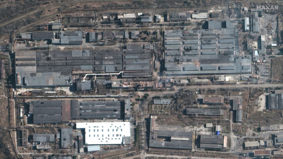 Vaurioituneita teollisuuslaitoksia  Bahmutissa Ukrainassa, 6. maaliskuuta.