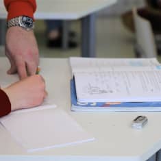 Karhuvuoren koulun opettaja Timo Markkanen opettamassa oppilasta.