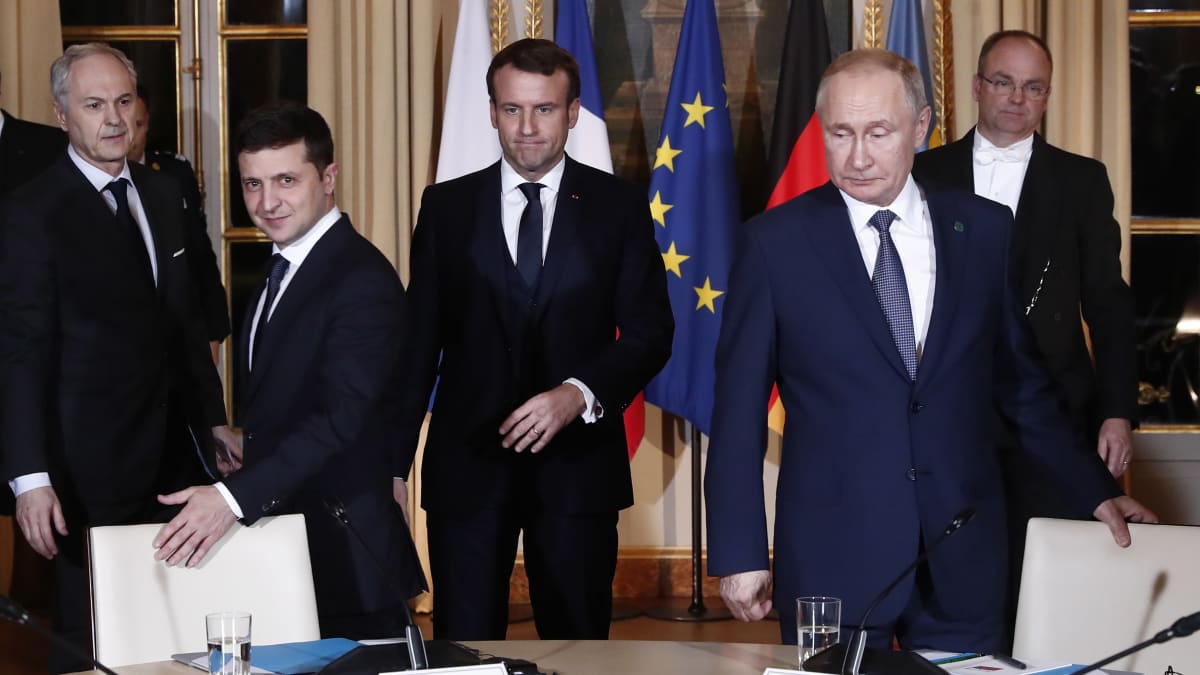 Emmanuel Macron (takana), Vladimir Putin (oikealla) ja Volodymyr Zelenskyi (vasemmalla).