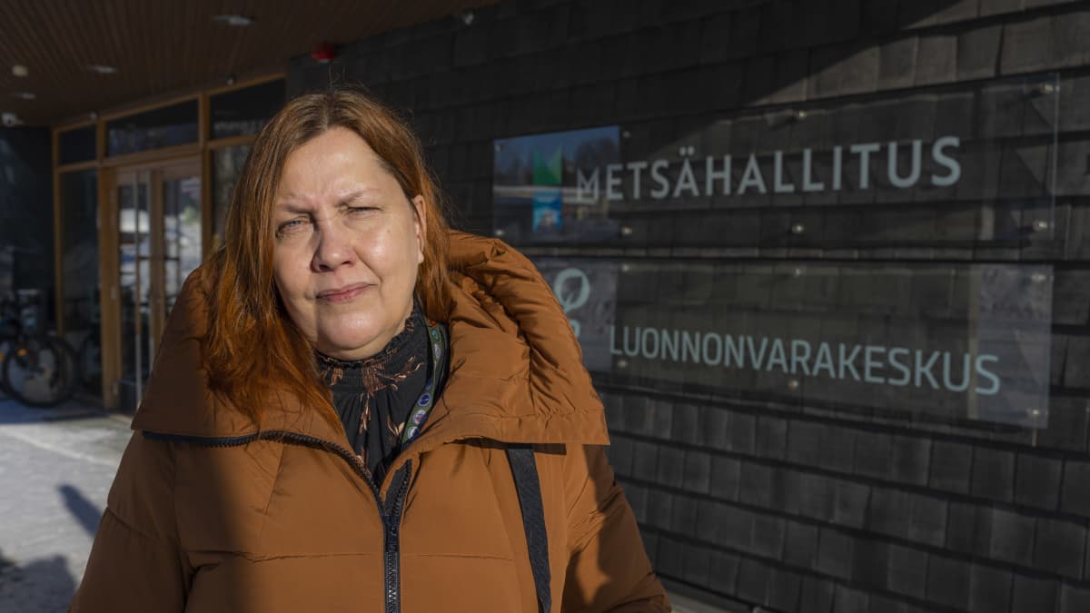 Metsähallituksen maankäyttöpäällikkö Elina Stolt Metsähallituksen Luonnonvarakeskuksen edessä.
